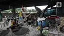 Perajin membuat patung berbahan dasar batu alam di Sanggar Dunia Batu Alam, Jakarta, Senin (5/12/2020). Sebelum pandemi Covid-19 perajin batu alam mengaku mendapatkan omzet Rp200 juta - Rp300 juta sebulan, namun kini hanya mampu mengantongi Rp30 juta - Rp50 juta sebulan. (merdeka.com/Imam Buhori)