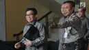 Mantan Deputi Gubernur Bank Indonesia Muliaman D Hadad (kiri) usai menjalani pemeriksaan oleh penyidik di Gedung KPK, Jakarta, Senin (27/5/2019). Muliaman diperiksa untuk dimintai keterangan terkait pengembangan kasus Bank Century. (merdeka.com/Dwi Narwoko)