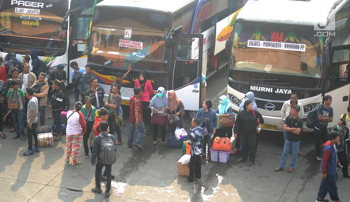 Sejumlah calon penumpang menunggu bus di Terminal Kampung Rambutan, Jakarta, Minggu (10/6). Lebih dari 28 ribu pemudik sudah meninggalkan Ibu Kota menuju kampung halamannya dengan bus hingga H-5 Lebaran 2018 pagi ini. (Merdeka.com/Arie Basuki)