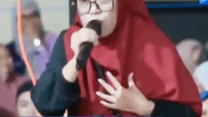 Mila Jemaah Gus Iqdam yang Tersihir karena ketampanannya (Tangkap Layat YouTube Arek Jalanan / Khazim Mahrur)