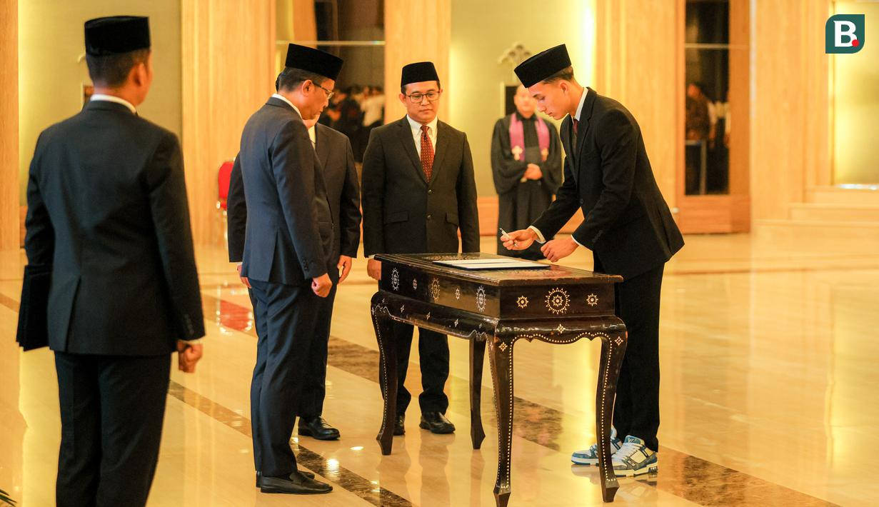 <p>Pemain FC Utrecht, Miliano Jonathans menandatangani dokumen saat prosesi pengambilan sumpah kewarganegaraan Republik Indonesia di Kementerian Hukum dan HAM, Kuningan, Jakarta Selatan, Rabu (03/09/2025). (Bola.com/Bagaskara Lazuardi)</p>