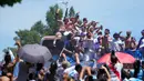 Pemain Argentina Leandro Paredes memamerkan trofi Piala Dunia 2022 saat parade kemenangan di Buenos Aires, Argentina, 20 Desember 2022. Jutaan orang menyambut kepulangan Lionel Messi dan kawan-kawan bak pahlawan usai Argentina menjuarai Piala Dunia 2022. (AP Photo/Natacha Pisarenko)