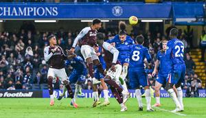 Pemain Aston Villa, Ollie Watkins, sukses menjadi mimpi buruk publik Stamford Bridge dengan dua golnya ke gawang Chelsea pada pekan ke-18 Premier League. (AFP/Glyn Kirk)
