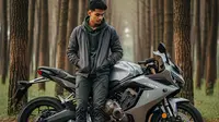 Ilustrasi foto pria dan motor super keren. Foto: Gemini