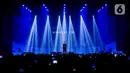 Penyanyi Tulus menyanyikan sebuah lagu pada konser yang bertajuk “Tulus Tur Manusia 2023" di Jiexpo Kemayoran, Jakarta Pusat, Jumat (3/3/2023). Konser 'Tur Manusia' ini Tulus persembahkan untuk para fans yang setia menemani karirnya dari awal mula ia muncul di industri musik Indonesia. (Liputan6.com/Faizal Fanani)