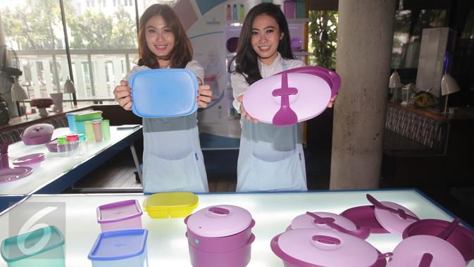 Model menunjukan produk peralatan rumah tangga dari bahan plastik di Jakarta, Kamis (9/3). Pertumbuhan market size untuk kategori pembelian produk beverage ware, food storage dan dinner ware sebesar 11,2 persen per tahun. (Liputan6.com/Angga Yuniar)