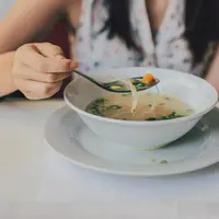 Simak beberapa tips makan hemat ala anak kos. (unsplash.com/Henrique Felix)