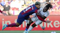 Bek Barcelona, Ronald Araujo melanggara gelandang Real Madrid, Eduardo Camavinga dalam laga El Clasico di La Liga 2023/2024. (AFP/Lluis Gene)