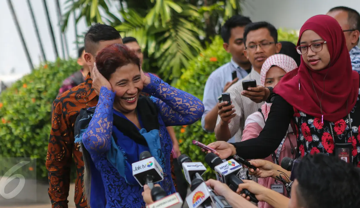Ekspresi Menteri Kelautan dan Perikanan, Susi Pudjiastuti saat menjawab pertanyaan media usai menemui Presiden Jokowi terkait ilegal fishing, di Istana Merdeka, Jakarta, Senin (22/6/2015). (Liputan6.com/Faizal Fanani)