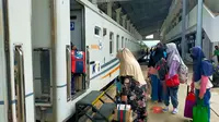 Nampak para pemudik di Staisun Jember mulai menaiki kereta Api padda mudik Lebaran 2022 (Istimewa)