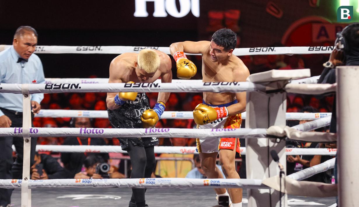 Pada laga ini, Fadly Faisal, kakak kandung dari Fuji, mewakili Indonesia menghadapi debutan sekaligus YouTuber Malaysia, Aisar Khaled. (Bola.com/Abdul Aziz)