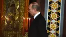 Presiden Rusia, Vladimir Putin saat mengikuti prosesi Paskah Ortodoks di Gereja Katedral Kristus Juru Selamat di Moskow, Rusia,(16/4). (AFP Photo / Vasily Maximov)