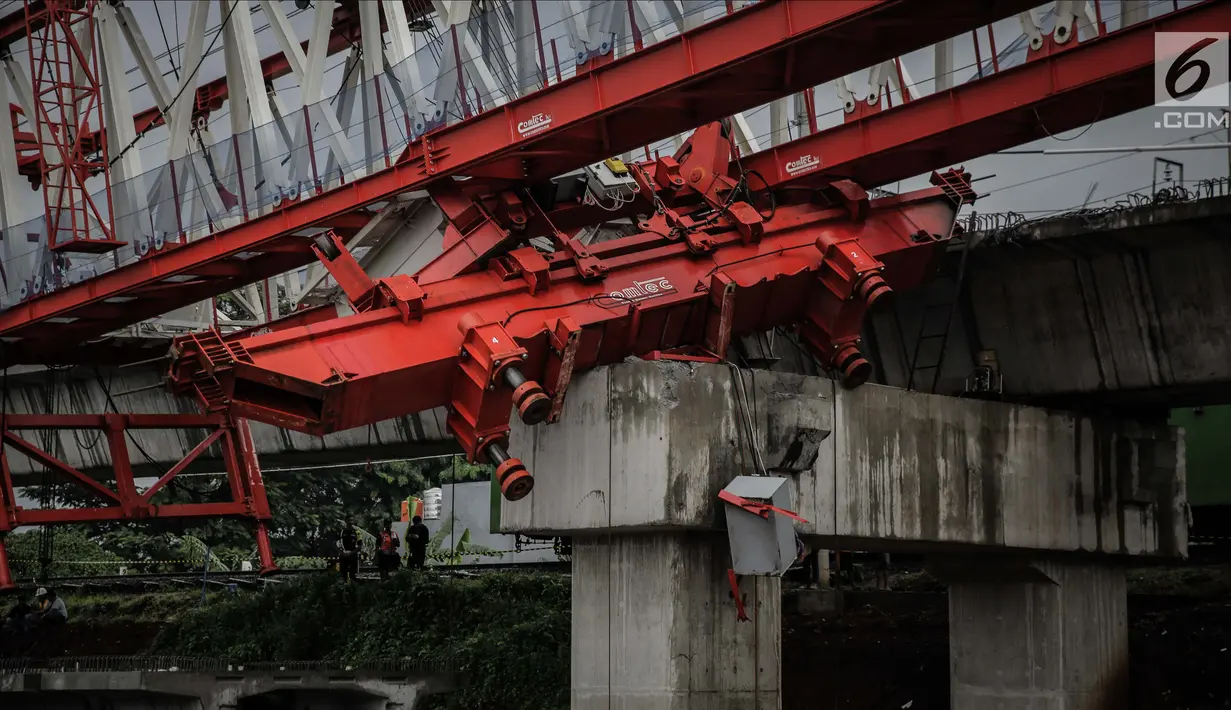 Kondisi crane pengerjaan proyek double-double track kereta api di Jatinegara yang ambruk, Jakarta, Minggu (4/2). Kejadian tersebut menyebabkan empat orang tewas. (Liputan6.com/Faizal Fanani)