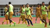 PS Tira-Persikabo berlatih di Stadion Pakansari, Kabupaten Bogor. (Bola.com/Permana Kusumadijaya)
