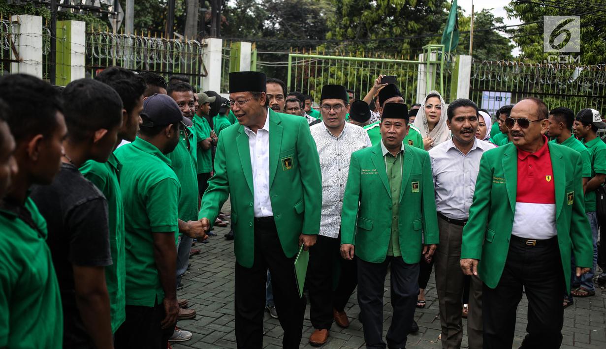 Ketum PPP Djan Faridz tiba di DPP PPP di Jakarta, Kamis (20/7). Djan meminta seluruh kader dan simpatisan PPP tetap menjalin hubungan baik dengan menjaga persatuan dan kesatuan demi membesarkan kembali PPP. (Liputan6.com/Faizal Fanani)