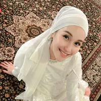 Ia pun tampil mengenakan kerudung bergaya turban yang memerlihatkan anting-anting model hoop kecilnya.&nbsp; [@ayutingting92]
