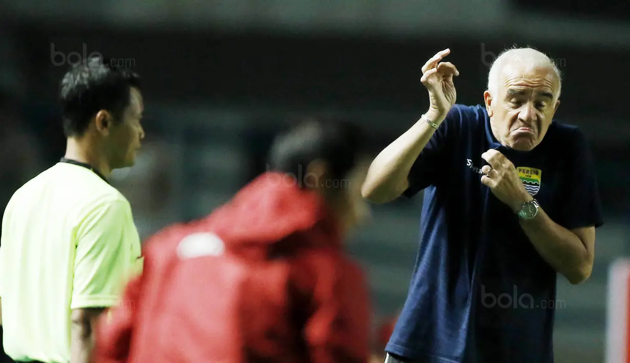Pelatih Persib, Mario Gomez, tampak kecewa saat pertandingan melawan PSM pada laga Piala Presiden di Stadion GBLA, Bandung, Jumat (26/1/2018). Persib takluk 0-1 dari PSM. (Bola.com/M Iqbal Ichsan)