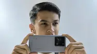 Memegang HP Xiaomi 13T untuk Berfoto. (Liputan6.com/M. Labib Fairuz Ibad)