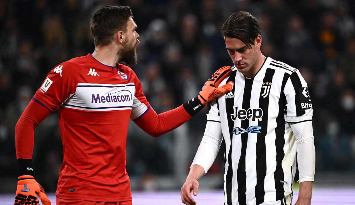 Striker baru Juventus yang merupakan eks Fiorentina, Dusan Vlahovic (kanan) gagal menyumbang gol dalam dua leg semifinal ke gawang mantan klubnya tersebut. (AFP/Marco Bertorello)