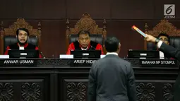 Hakim Mahkamah Konstitusi (MK) Arief Hidayat memimpin sidang lanjutan perkara pengujian UU MD3 terkait hak angket KPK di Jakarta, Selasa (5/9). Sidang menghadirkan Mantan Komisioner KPK, Bambang Widjojanto sebagai saksi ahli. (Liputan6.com/Johan Tallo)