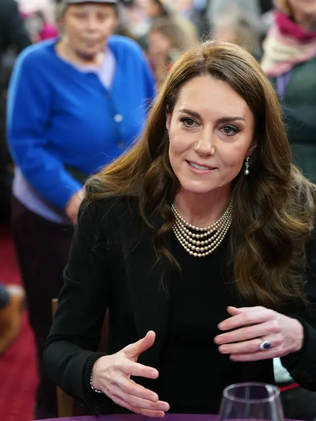 Kate Middleton Bikin Kejutan Hadiri Hari Peringatan Holocaust Bersama William, Perhiasan Mutiara Jadi Sorotan
