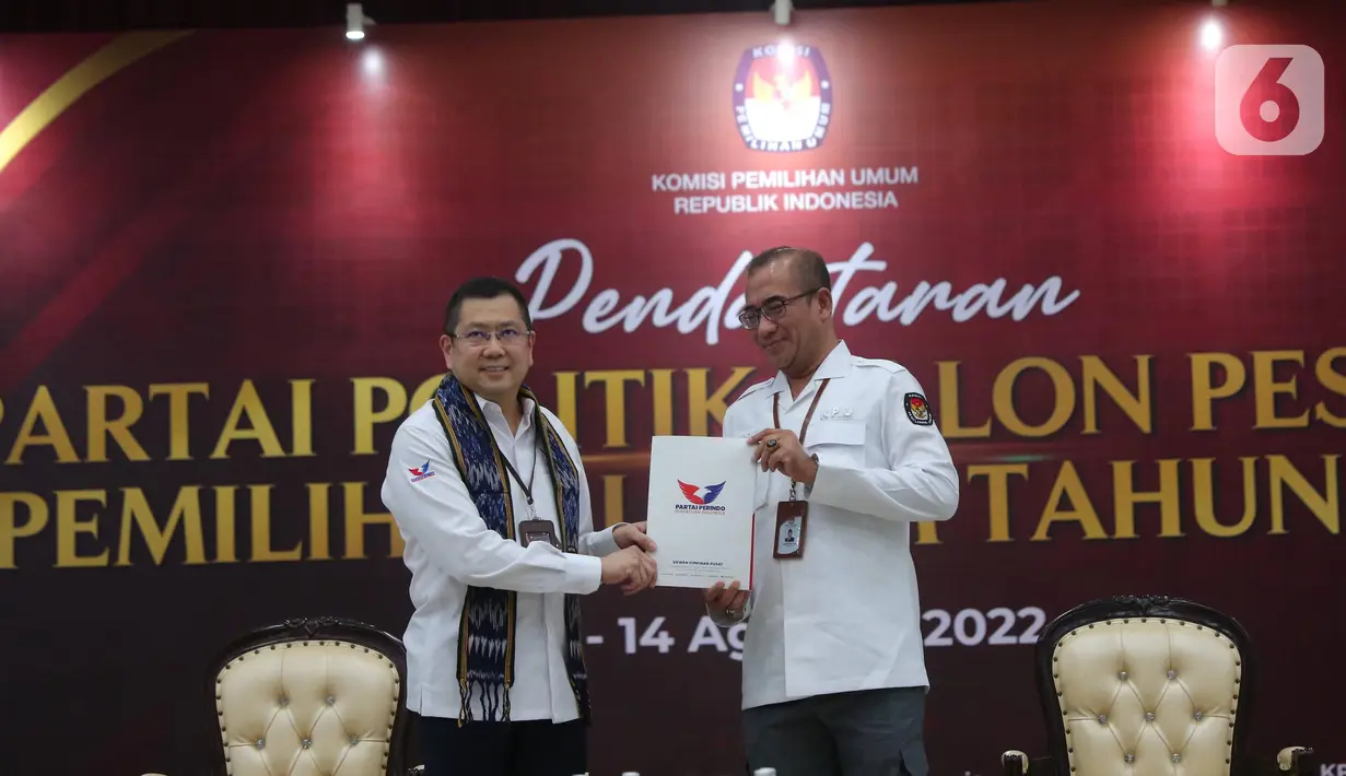 Ketua KPU RI Hasyim Asy'ari menerima berkas dari Ketua Umum Partai Perindo, Hary Tanoesoedibjo di Gedung Komisi Pemilihan Umum (KPU) RI, Jakarta, Senin (1/8/2022). Pendaftaran calon partai politik (parpol) peserta Pemilu dimulai tanggal 1 hingga 14 Agustus 2022. Pada hari pertama partai yang mendaftar yakni PDIP, PKS, PKP, Partai Reformasi, Partai Nasdem, Partai Prima, Perindo, dan PBB. (Liputan6.com/Angga Yuniar)