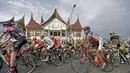 Para pebalap memulai start pada etape 7 Tour de Singkarak 2016 di Kabupaten Sijunjung, Jumat (12/8/2016). (Bola.com/Nicklas Hanoatubun)
