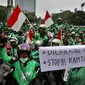 Massa driver Gojek membawa spanduk dan bendera merah putih saat berkumpul di jalan Asia Afrika, Jakarta,  Senin (3/10). Mereka akan berkonvoi menuju kantor Gojek di kawasan Kemang, Jakarta Selatan, untuk menyampaikan aspirasi. (Liputan6.com/Johan Tallo)