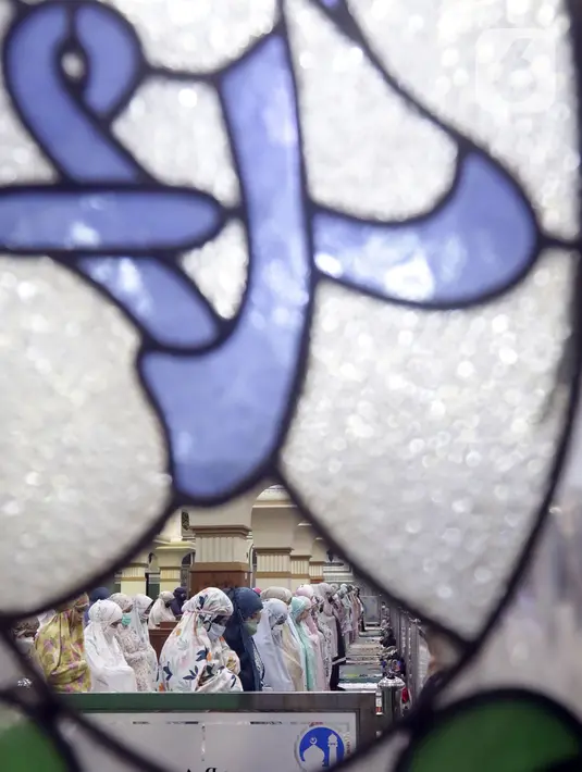 Umat Muslim Sholat Tarawih di Masjid Agung Al-Azhar, Jakarta, Jumat (1/4/2022). Masjid Al-Azhar memulai Sholat Tarawih, Jumat malam (1/4), sesuai perhitungan wujudul hilal Majelis Tarjih dan Tajdid PP Muhammadiyah yang menetapkan awal Ramadhan 2 April 2022. (Liputan6.com/Helmi Fithriansyah)