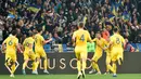 Striker Ukraina, Andriy Yarmolenko (ketiga kanan) berselebrasi bersama rekan-rekannya usai mencetak gol ke gawang Portugal pada pertandingan Grup B Kualifikasi Piala Eropa 2020 di Stadion NSK Olympiyskiy (15/10/2019). Ukraina menang tipis atas Portugal 2-1. (AFP Photo/Genya Savilov)