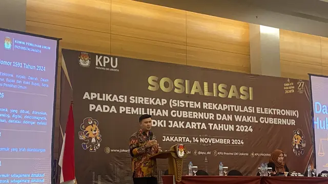Kepala Divisi Data dan Informasi KPU Jakarta Fahmi Zikrillah saat sosialisasi Sirekap di Hotel JS Luwansa Jakarta Selatan, Kamis (14/11/2024).
