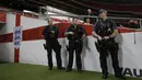 Kepolisian Inggris dengan senjata lengkap menjaga latihan timnas Prancis jelang laga ujicoba melawan Inggris di Stadion Wembley, Inggris, Senin (16/11/2015). (AFP Photo/Adrian Dennis)