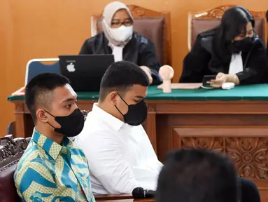 Terdakwa Mario Dandy Satriyo (kiri) dan Shane Lukas menjalani sidang lanjutan di Pengadilan Negeri Jakarta Selatan, Kamis (15/6/2023). Dalam sidang tersebut, jaksa penuntut umum (JPU) menghadirkan lima orang saksi satpam atas kasus dugaan penganiayaan terhadap David Ozora. (Liputan6.com/Herman Zakharia)