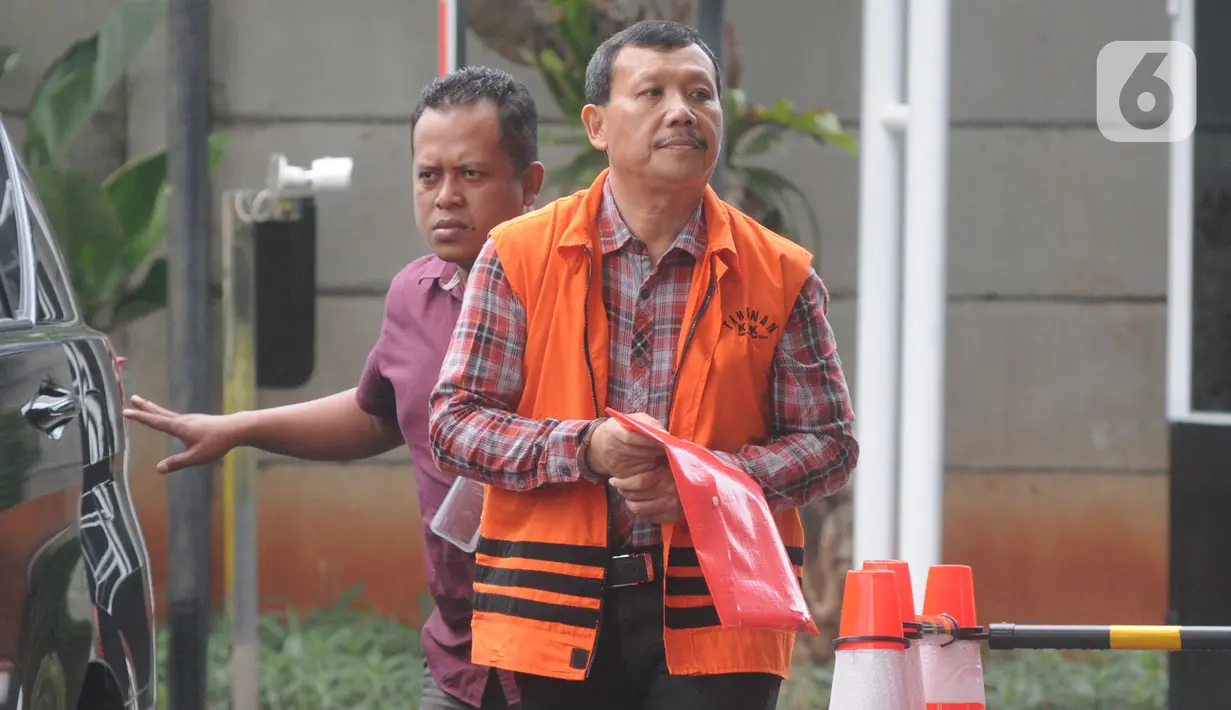 Tersangka Sekretaris Daerah (nonaktif) Jawa Barat Iwa Karniwa bersiap untuk menjalani pemeriksaan di gedung KPK, Jakarta, Selasa (26/11/2019). Iwa Karniwa menjalani pemeriksaan lanjutan sebagai tersangka terkait kasus dugaan suap proyek Meikarta. (merdeka.com/Dwi Narwoko)