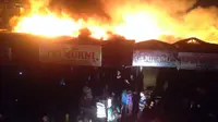 Api menghanguskan ratusan kios di Pasar Cik Puan, Pekanbaru. (Liputan6.com/M Syukur)