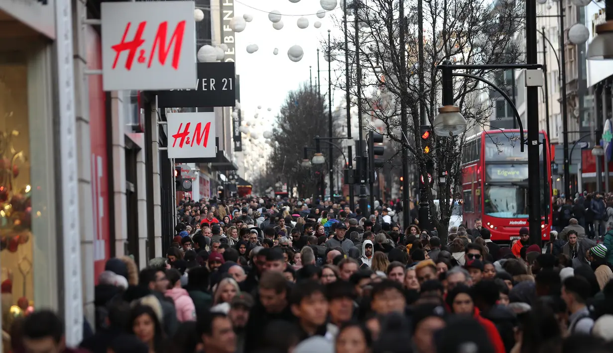 Kerumunan orang memenuhi Oxford Street selama Boxing Day di London, Inggris, Selasa (26/12). Pada Boxing Day ini, hampir semua pusat pertokoan yang memberikan pesta diskon diserbu para pembeli dan terjadi antrean panjang. (Daniel LEAL-OLIVAS/AFP)