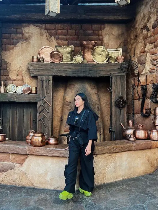 Kali ini, Yura tampil edgy lewat padanan jumpsuit hitam dan sneakers warna neon. [Foto: IG/yurayunita].