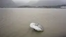 Foto yang diambil 16 Oktober 2015 menunjukkan bongkahan es terapung di perairan Gletser Solheimajokull, Islandia. Pemanasan global menyebabkan gletser Solheimajokull mencair hingga 1 km sejak pengukuran tahunan pada 1931. (AFP PHOTO/POOL/Thibault Camus)