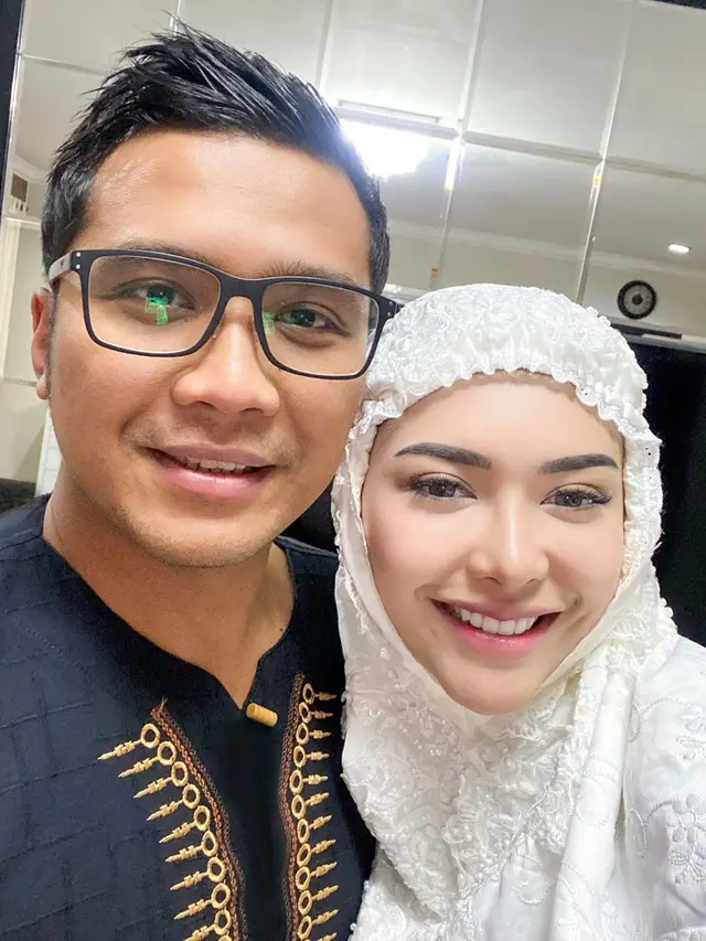 Momen keluarga seleb Tarawih bersama di rumah