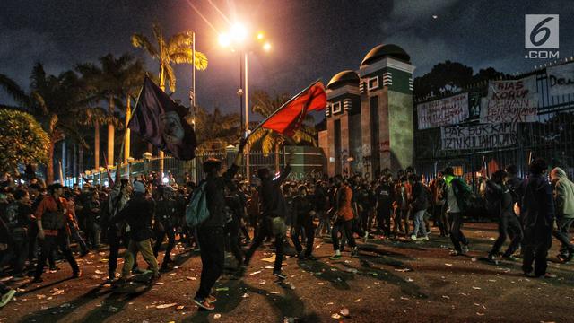 Demo Revisi UU KPK, Mahasiswa Tutup Jalan Tol Dalam Kota