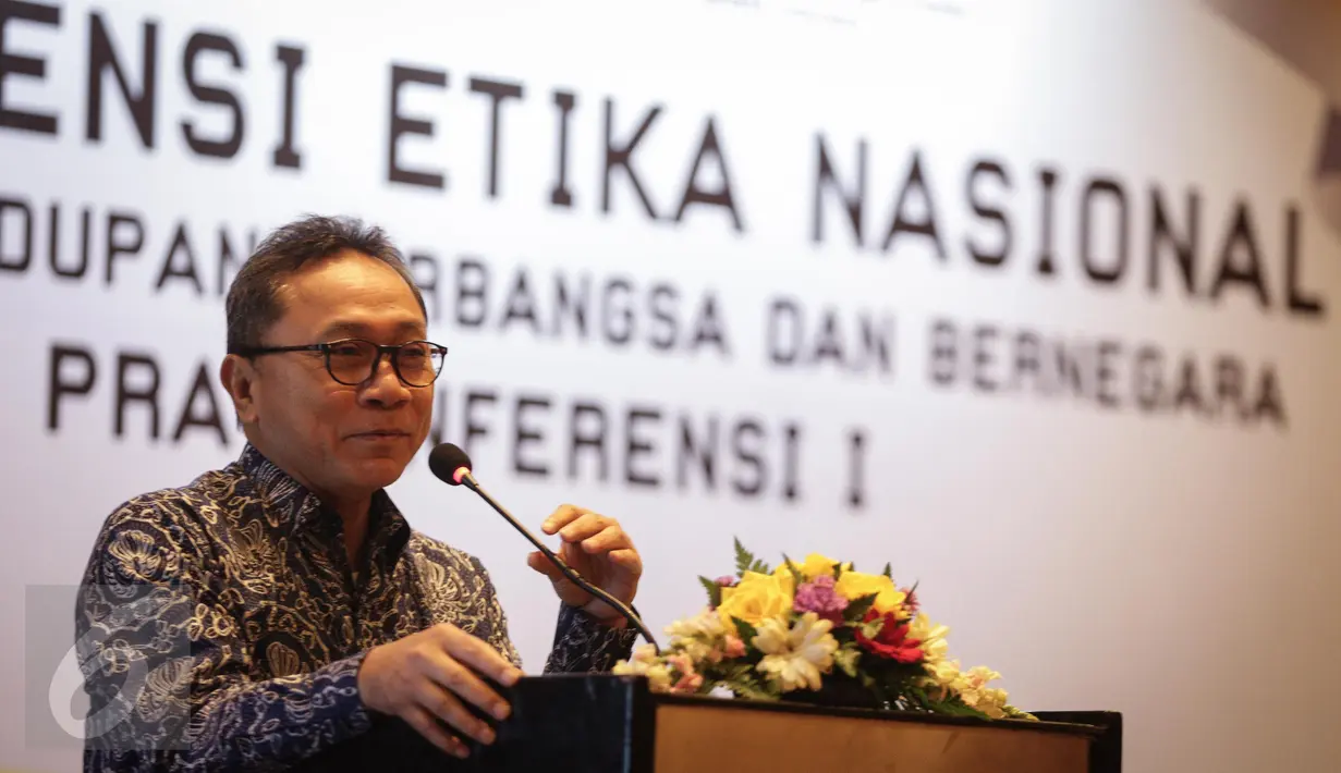 Ketua MPR RI, Zulkifli Hasan memberikan sambutan dalam pembukaan acara Pra Konferensi Nasional Etika Berbangsa dan Bernegara di Jakarta, Rabu (5/3). Dalam pra konferensi 1 tersebut membahas Etika Nasional di Indonesia. (Liputan6.com/Faizal Fanani)
