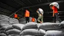 Direktur Utama Perum Bulog, Ahmad Rizal Ramdhani mengatakan bahwa pihaknya telah menyiapkan stok beras yang memadai. Tampak dalam foto, para pekerja merapikan karung-karung beras di gudang Badan Urusan Logistik (Bulog) di Lambaro, Provinsi Aceh pada 29 Desember 2025. (CHAIDEER MAHYUDDIN/AFP)