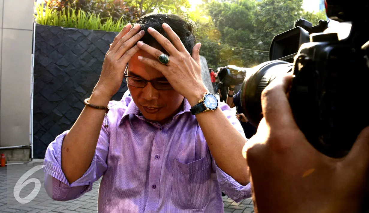 Anggota DPRD Kabupaten Musi Banyuasin (Muba), Aidil Fitri usai menjalani pemeriksaan KPK, Jakarta, Rabu (26/8/2015). Aidil diperiksa KPK sebagai saksi terkait dugaan suap pembahasan RAPBD 2015 dan LKPJ 2014. (Liputan6.com/Yoppy Renato)