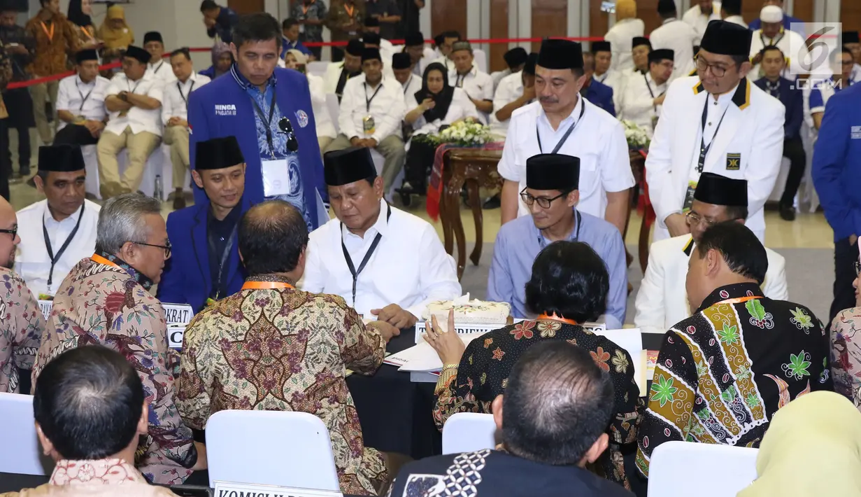 Bakal Capres/Cawapres Pemilu 2019, Prabowo Subianto (tengah) bersama Sandiaga Uno saat verifikasi berkas syarat pencalonan di Gedung KPU, Jakarta, Jumat (10/8). Prabowo berpasangan dengan Sandiaga pada Pemilu 2019. (Liputan6.com/Helmi Fithriansyah)