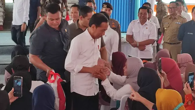 Presiden Joko Widodo meninjau gudang beras Bulog Dramaga, Kabupaten Bogor, Provinsi Jawa Jawa Barat, Senin (11/9/2023). (Sudarno/Liputan6.com)