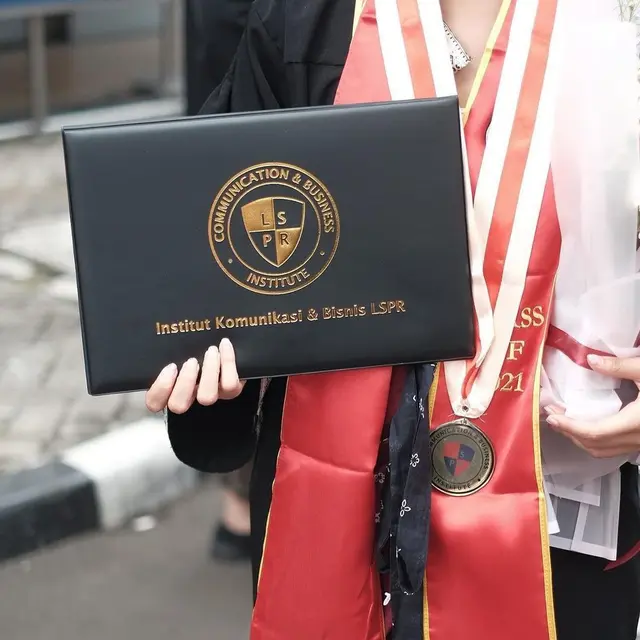 6 Potret Kelulusan Zulfa Maharani, Berhasil Selesaikan Studi Meski Sibuk Syuting