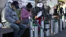 Orang-orang menunggu untuk mengisi ulang tangki oksigen bagi kerabat mereka yang menderita COVID-19 di Distrik Iztapalapa, Mexico City, Meksiko, Selasa (26/1/2021). Mexico City menawarkan isi ulang oksigen gratis untuk pasien COVID-19. (AP Photo/Marco Ugarte)