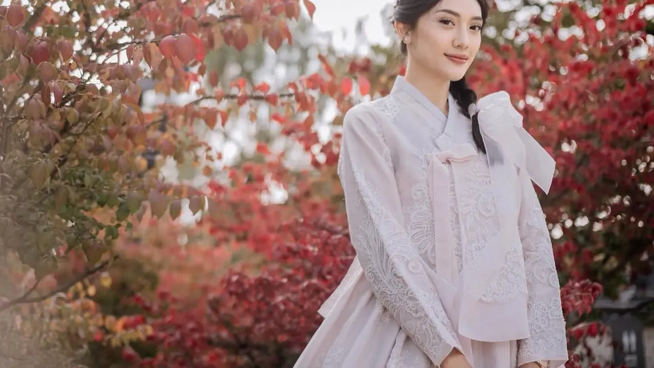 Potret Anissa Aziza Tampil Anggun dalam Hanbok Soft Pink Saat Liburan ke Korea Selatan