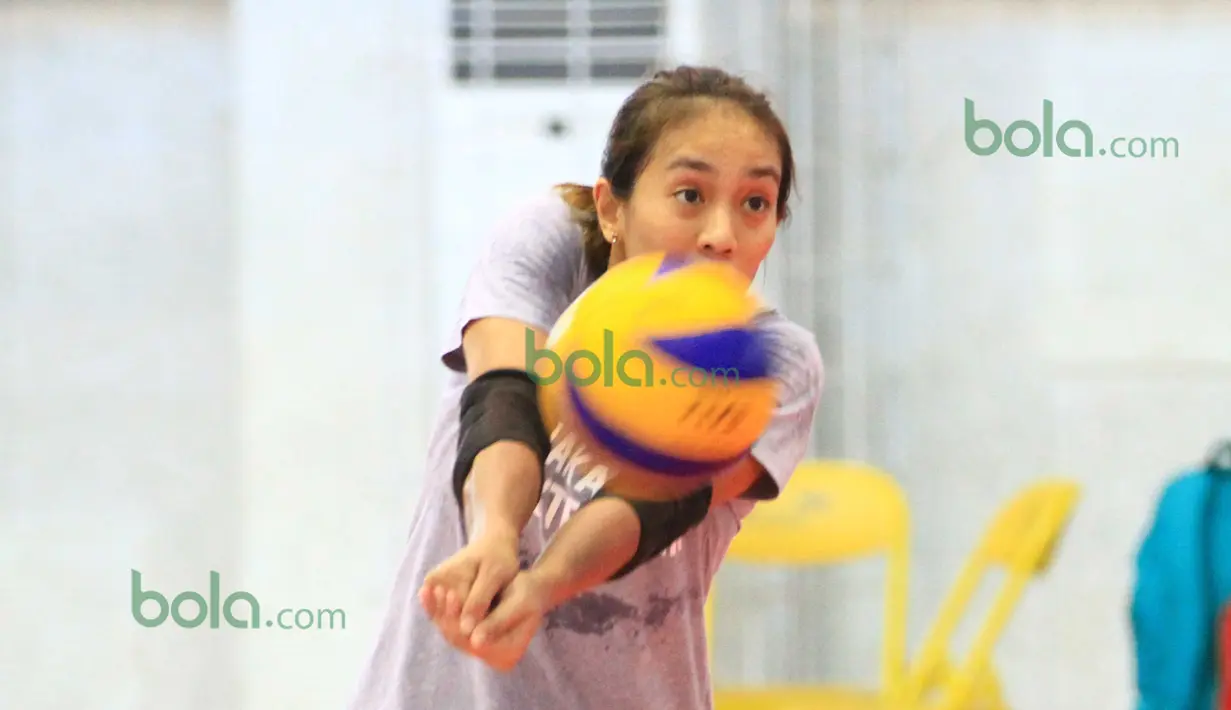 Pevoli Berlian Marsheilla tengah mengembalikan bola  saat berlatih bersama Jakarta Elektrik PLN pada Lanjutan Proliga 2016 di Gor Ken Arok, Malang, Minggu (21/2/2016). (Bola.com/Nicklas Hanoatubun)