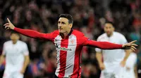 Pemain Athletic Bilbao, Aritz Aduriz, merayakan gol yang dicetaknya ke gawang Sevilla pada laga leg pertama perempat final Liga Europa di Stadion San Mames, Bilbao, Jumat (8/4/2016) dini hari WIB. (AFP/Ander Gillenea)